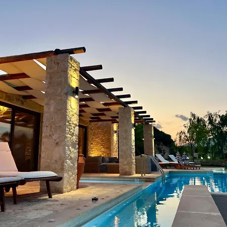 Elena Chania Villa Karefilianá